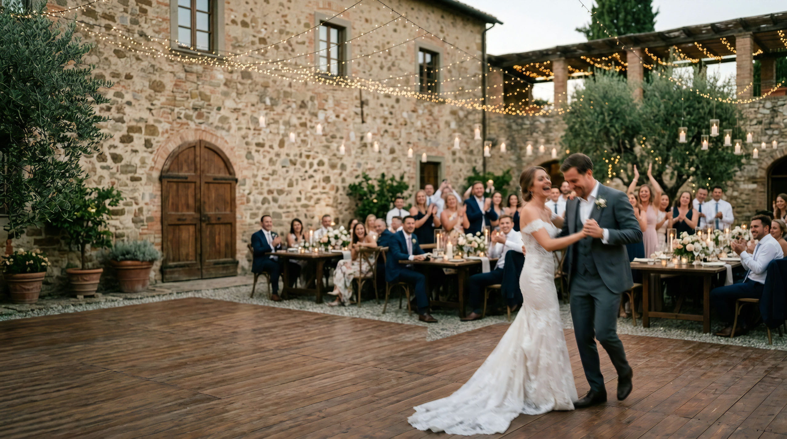 Sposi che festeggiano e ballano durante il ricevimento di matrimonio a Siena
